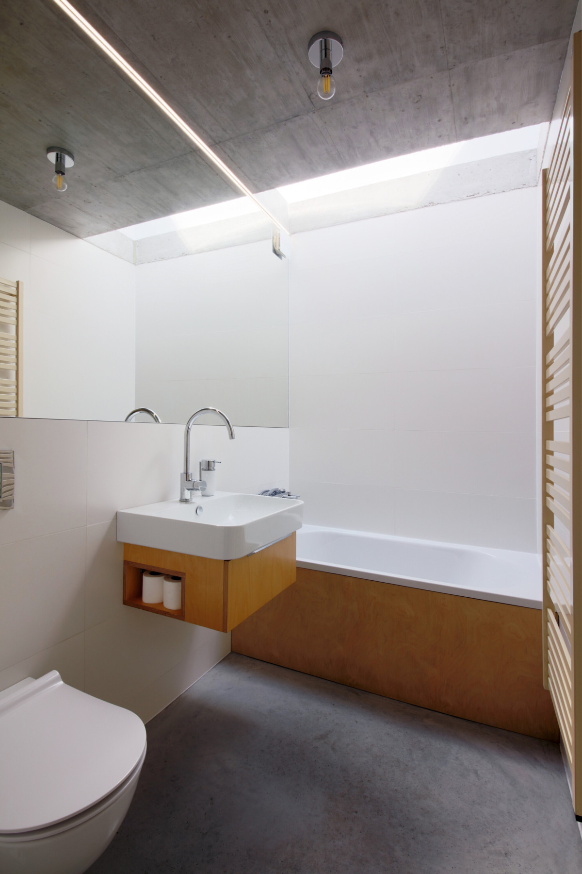 Pohled do koupelny  (Rodinný dům Polanka nad Odrou; bydloarchitekti)