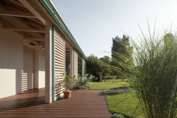 Za terasou následuje zahrada. (Rodinný dům v Klokočné od ateliéru Chrama)