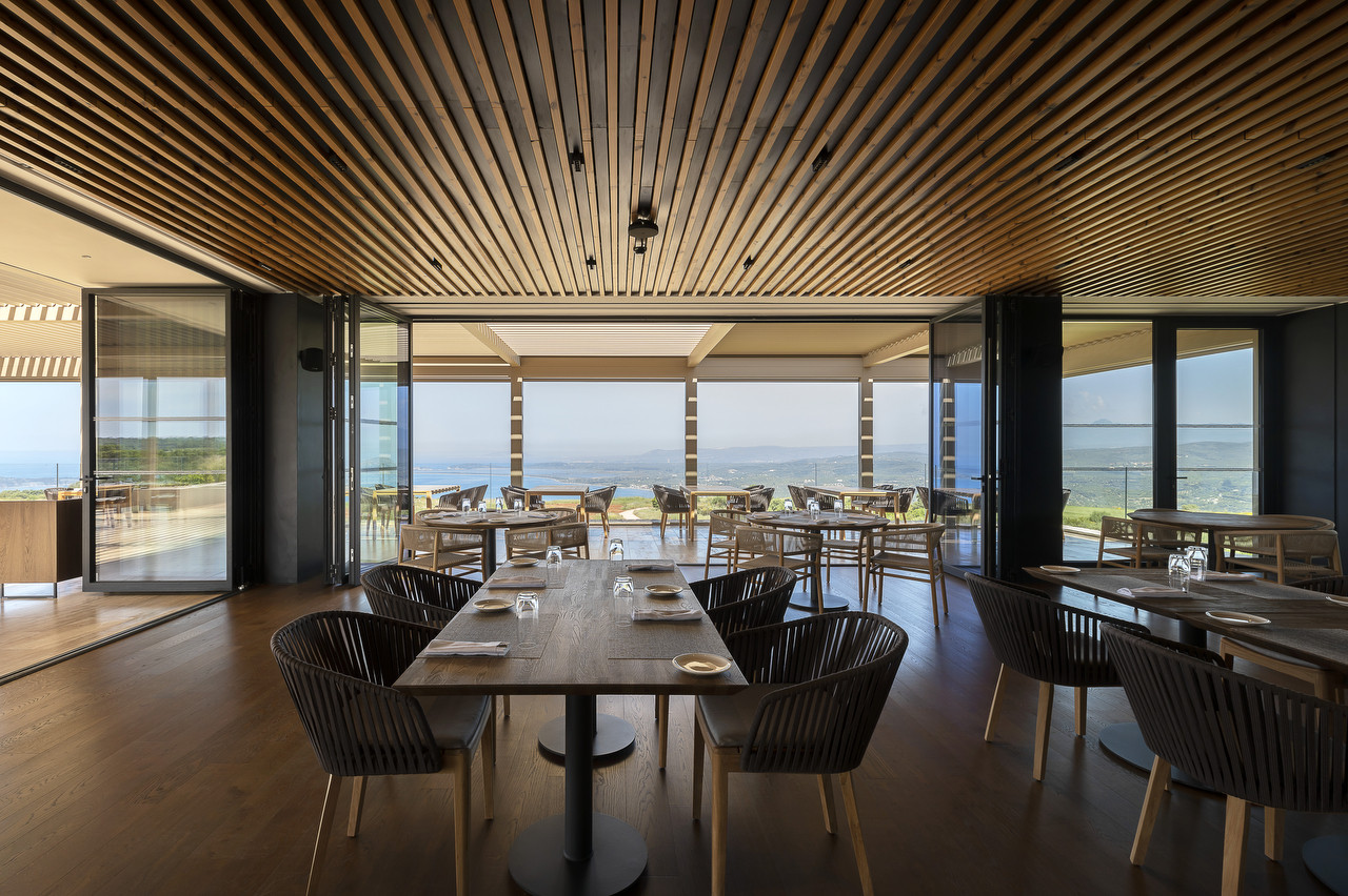 Studio L. Z. Atelier realizovalo moderní golfový klub v Řecku, který zdobí nábytek světových značek