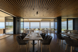 Studio L. Z. Atelier realizovalo moderní golfový klub v Řecku, který zdobí nábytek světových značek