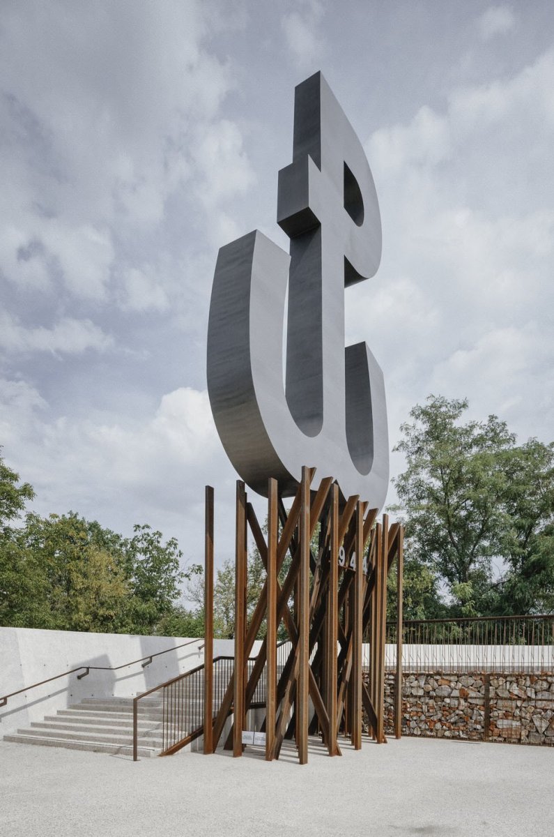 Ateliéry archigrest a topoScape proměnily skládku ve Varšavě na park.