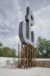 Ateliéry archigrest a topoScape proměnily skládku ve Varšavě na park.