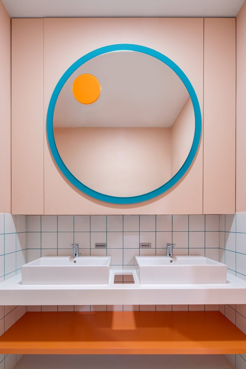 Interiér rehabilitačního centra CRIMED v Poděbradech od designérky Kateřiny Kersey a architektky Lucie Náhlovské