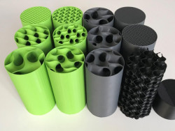 Obr. 7: Vzorky sloupů s vnitřní výplní na principu minimálních ploch, vytištěné z plastu týmem Dr. Ing. Podroužka technologií tavného nanášení, VUT Brno,