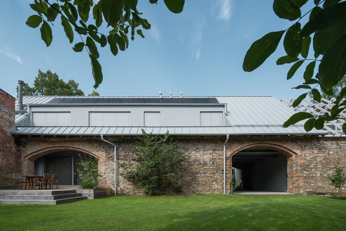 Stodola stojí v Brdech. Majitelé koupili pozemek hned vedle toho, kde bydlí jejich babička. (Zapomenutá stodola, Karnet architekti)