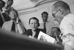 Helena Syrkus během 4. kongresu CIAM na palubě lodi Patris II, vedle ní: Sigfried Giedion a Le Corbusier, 1933