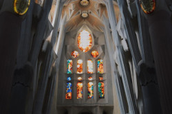 Antoni Gaudí, chrám Sagrada Família: Postupuje se podle vizí Antonia Gaudího, ale za použití dnešních materiálů a technologií