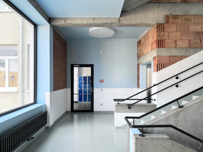 Schodišťová věž Křesťanské ZŠ a MŠ Noe v Pardubicích od ateliéru Světlík Šedý Šefl