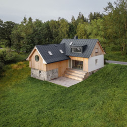 Chata vznikla přestavbou rodinného domu s hospodářským zázemím. (Chata Lipka na Šumavě, Harazim Karel Architektura)