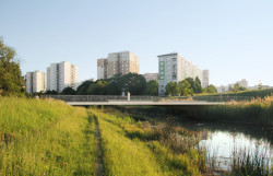 Studia Peer a AXXI navrhla lávky na slovenské sídliště Petržalka obohacující veřejný prostor