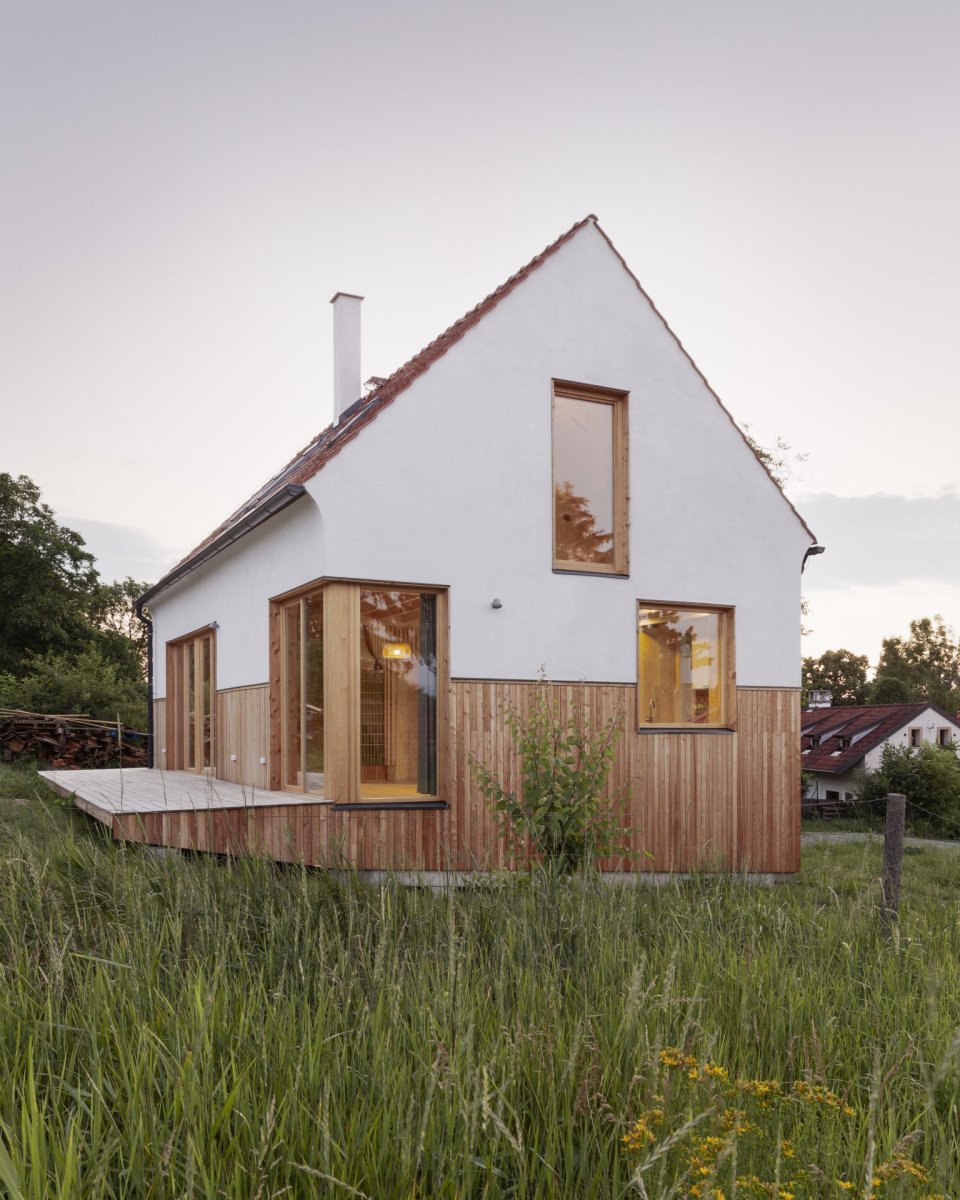 Architektonické řešení přináší řadu inspirací ať už z technologického, tak estetického hlediska. Vůně slámy a barevná kombinace obkladů a dřeva vytváří útulno domova, které si majitelé přáli. (Casa De Mi Luna, Studio Circle Growth) 