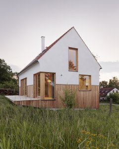 Architektonické řešení přináší řadu inspirací ať už z technologického, tak estetického hlediska. Vůně slámy a barevná kombinace obkladů a dřeva vytváří útulno domova, které si majitelé přáli. (Casa De Mi Luna, Studio Circle Growth) 