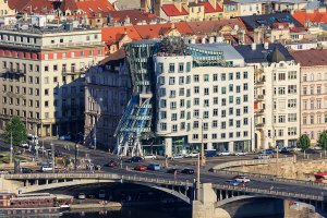 Tančící dům (1990-1996) dnes patří k hlavním lákadlům z řad moderní architektury v Praze. Sousedí s činžovním domem, ve kterém dříve bydlel Václav Havel i Vlado Milunić, kteří společně diskutovali možnosti využití nárožní proluky.