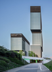 Kulturní zóny Katovic má novou dominantu. Studio Medusa group realizovali mrakodrap a kancelářský komplex .KTW