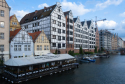 Při procházce městem člověk často překonává mosty a lávky, aby se dostal do jiné čtvrti.