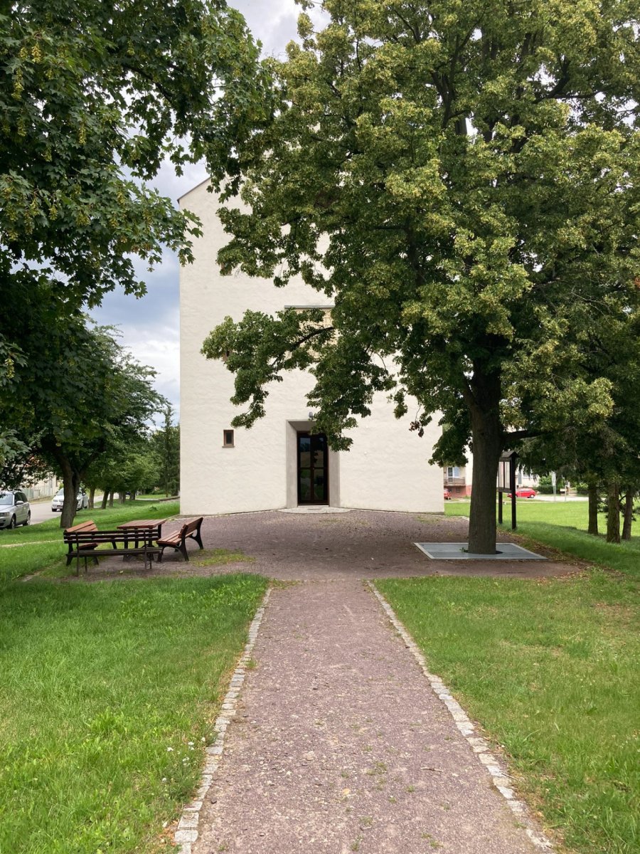 Kostel Sv. Ducha dodává důstojnost jinak poněkud bezútěšné vesnické návsi. Foto: Klára Koldová