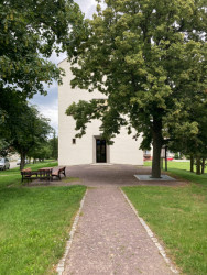 Kostel Sv. Ducha dodává důstojnost jinak poněkud bezútěšné vesnické návsi. Foto: Klára Koldová