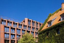 K dispozici jsou moderní coworkingové prostory, fitness centrum, wellness zóna a dokonce squashový kurt.