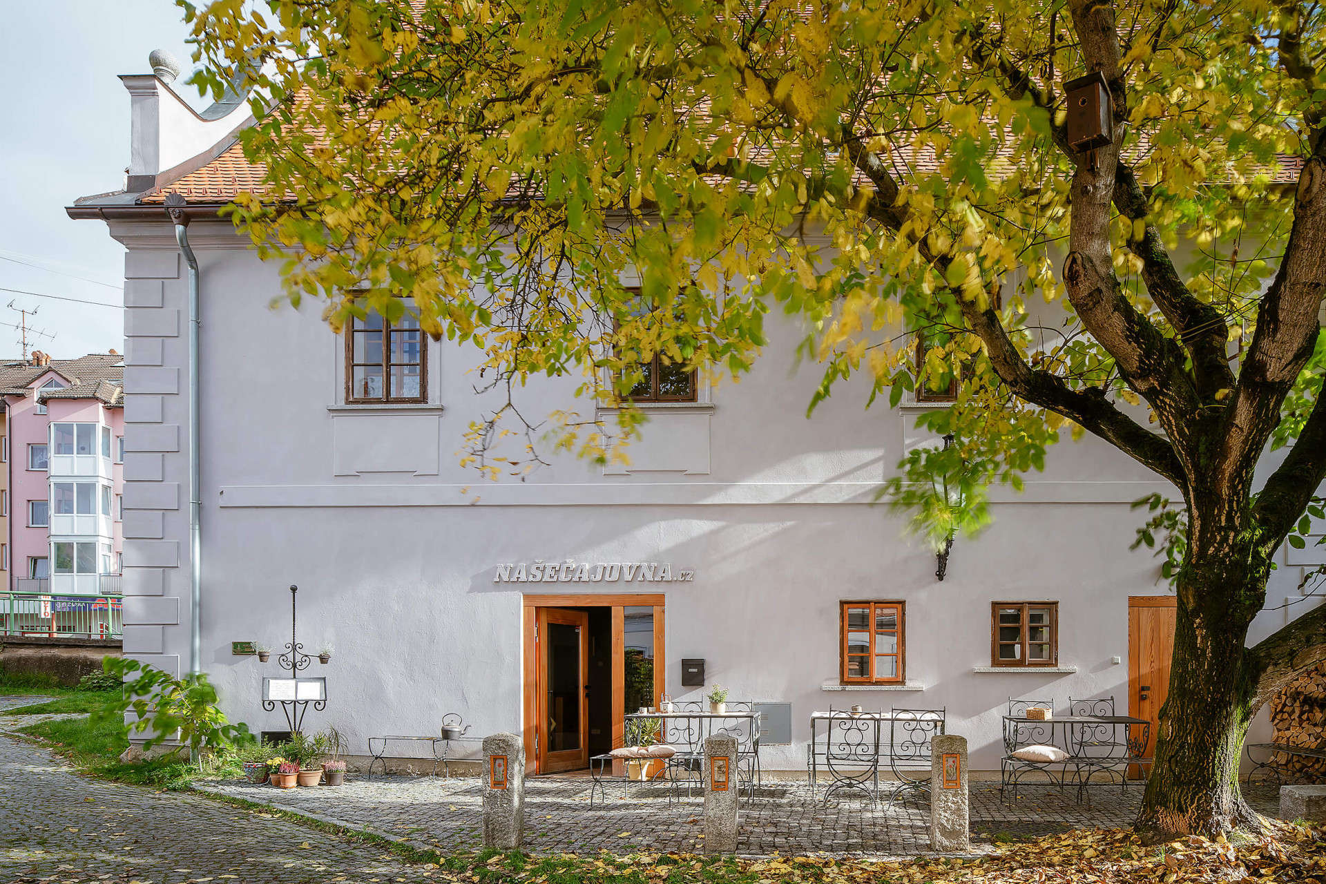 Čajovna v historickém domě v Blatné od studia DEBYT