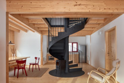 Říká se, že krb je srdce domu. Pak tahle chalupa má srdce omotané schodištěm. (Chata Bučina v Malé Úpě, studio ADR)