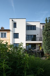 Rekonstrukce řadového domu u letiště, No Architects: Vnější fasáda do dvora