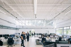 Architekti na prostoru oceňují jeho velkorysost a světlost. (Ateliér v panelárně od A8000)