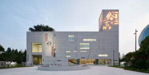 Muzeum umění Pudong v Šanghaji od Jeana Nouvela vystavuje jeho dílo