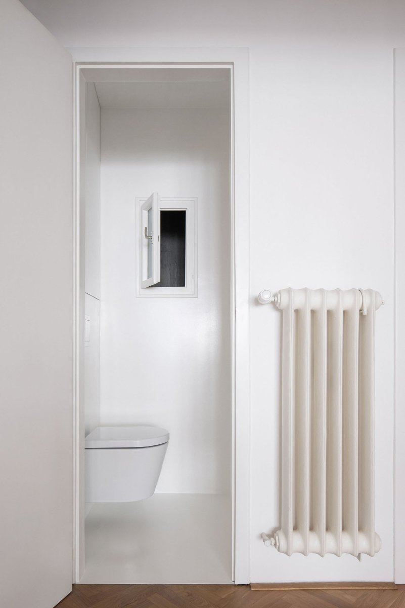 Bílé je WC...