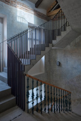 Rekonstrukci činžovního domu v Havelské ulici, QARTA Architektura: Pohled na původní kamenné schodiště, které bylo prodlouženo o nové betonové