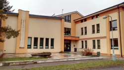 Kulturní prostor před ZUŠ Pečky od Alžběty P. Brůhové: Původní stav