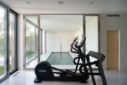 Křídlo s bazénem (Vila za Prahou, Nacházel architekti)