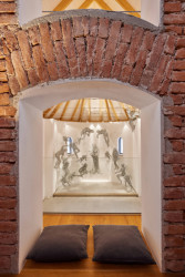 Rekonstrukce kostela sv. Josefa ve Slavětíně, ATELIER TSUNAMI: Do vybíleného kostela tak přináší ozvláštnění