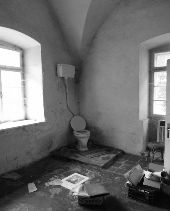 Původní stav fary ve Chvalšinách.