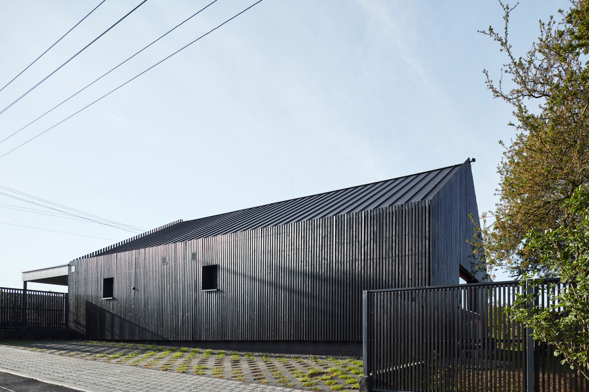 Drží od ulice trochu distanc - tak vzniklo místo na parkování. (Dům ve Vraném nad Vltavou, 0,5 Studio)