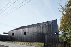 Drží od ulice trochu distanc - tak vzniklo místo na parkování. (Dům ve Vraném nad Vltavou, 0,5 Studio)