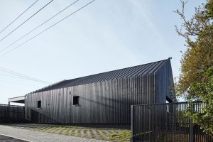 Drží od ulice trochu distanc - tak vzniklo místo na parkování. (Dům ve Vraném nad Vltavou, 0,5 Studio)