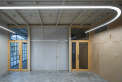 Vstup do sálu (Komunitní centrum v bývalé stodole, studio Raketoplán)