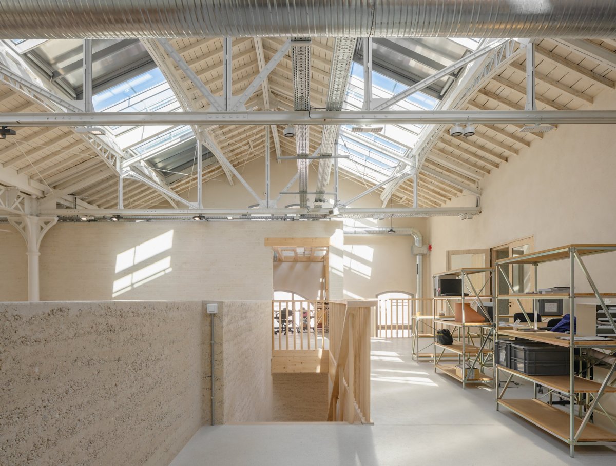 Vložené patro nabízí prostory pro studovny a laboratoře (Rekonstrukce bývalých železničních dílen; ASSEMBLE, Atelier Luma, BC Architects )
