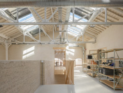 Vložené patro nabízí prostory pro studovny a laboratoře (Rekonstrukce bývalých železničních dílen; ASSEMBLE, Atelier Luma, BC Architects )