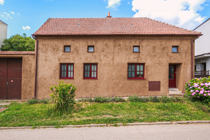 Hlinaři provádějí obnovu fasád pomocí přírodních omítek a nátěrů.