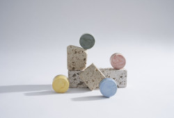 Vitra Design Museum představuje výstavu věnovanou minulosti i budoucnosti plastu