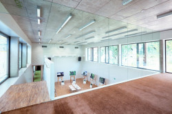 Seminární sál tvoří střed domu, propojuje administrativní a veřejné využití a je přístupný z vyšších částí zahrady - foto