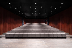 Na třech podlažích je vedle 29 hudebních učeben také auditorium a technická zázemí. 