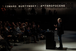 Edward Burtynsky při své přednášce v CAMPu.