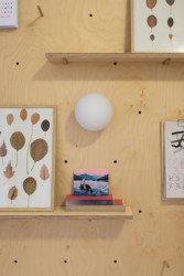 V kuchyni se nachází kout k posezení. Záda má z perforované překližky, u níž lze různě měnit pozice poliček nebo ji používat jako nástěnku. (Byt ve Vršovicích, Schwestern)