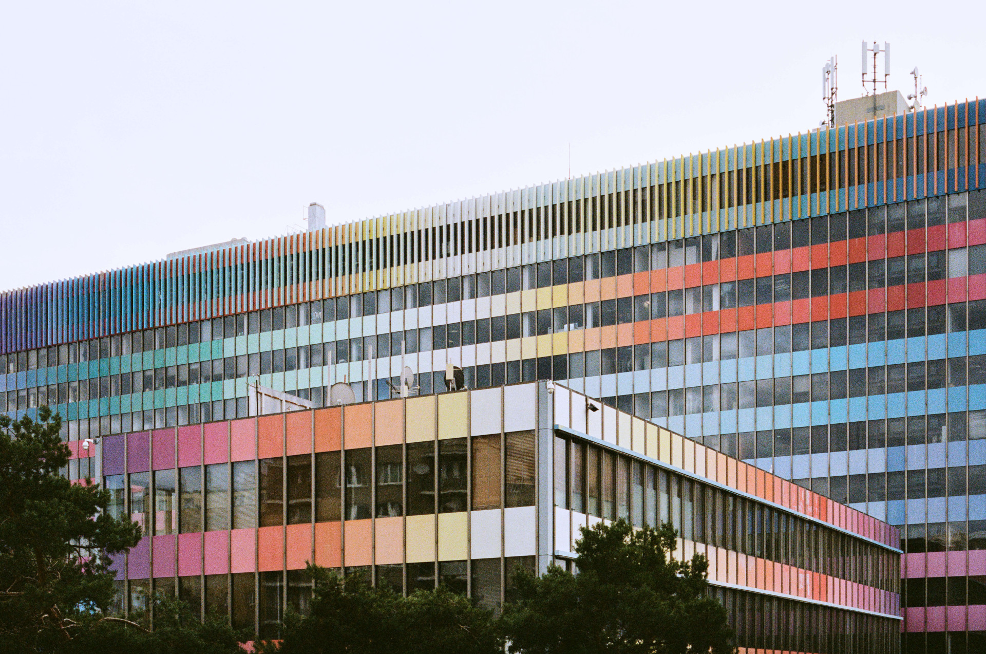 Ten Chemapol bohužel už před lety ztratil. Nebyl tehdy ještě ani tak starý, od jeho dokončení uběhlo v době razantní rekonstrukce přibližně třicet let. Dnes bychom si přáli, aby se s ním tehdy zacházelo jinak.