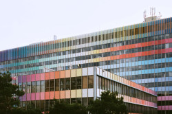 Ten Chemapol bohužel už před lety ztratil. Nebyl tehdy ještě ani tak starý, od jeho dokončení uběhlo v době razantní rekonstrukce přibližně třicet let. Dnes bychom si přáli, aby se s ním tehdy zacházelo jinak.