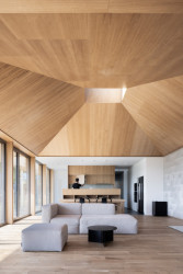 Rodinný dům od z pera architekta Tomáše Šeba a studia ROAR ve slovenské vesnici Palárikovo