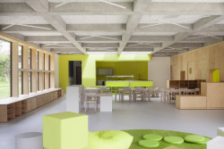 Jedna část je určena pro hraní, druhá pro stolování a výdej jídla. (Mateřská škola ve Fulneku od XTOPIX)