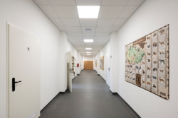 „Náš první dojem z nové modulární školy byl, že je moderní. Sice jsou chodby trochu menší, ale i tak se nám tu moc líbí," píší dívky ve Zpravodaji.